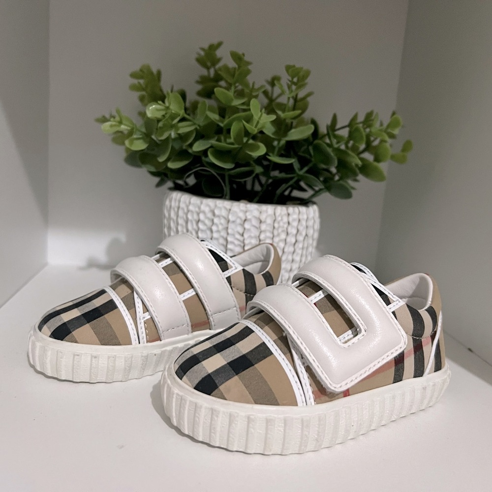 🤩 LIKE NEW BURBERRY INFANT SNEAKER 🤩